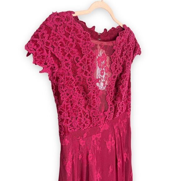 MONIQUE LHUILLIER | Backless Magenta Cap Sleeve Lace Gown (8) - Picture 3 of 9